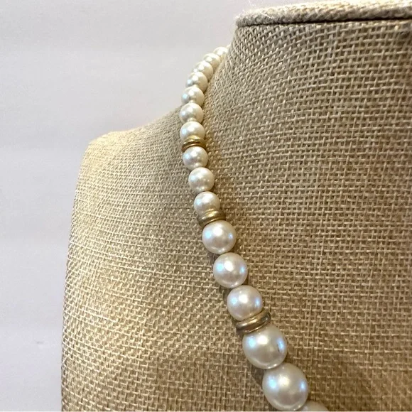 Vintage 1980’s Napier Necklace faux pearls, gold tone comes to a point, “V” - Picture 7 of 14